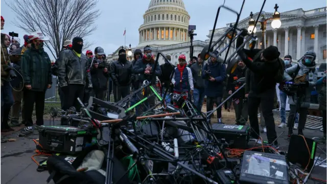 বিক্ষোভের সংবাদ সংগ্রহ করতে যাওয়া সাংবাদিকদের যন্ত্রপাতিও ভেঙ্গে ফেলে বিক্ষোভকারীরা।