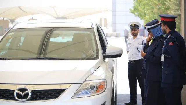 شرطة وسيارة تقودها امرأة