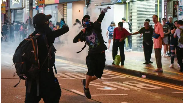 有示威者把警方投掷的催泪弹投回去。