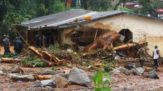 Plus de 60 corps de victimes des inondations de la semaine dernière ont été retrouvés et l'eau reste chargée de débris dangereux.