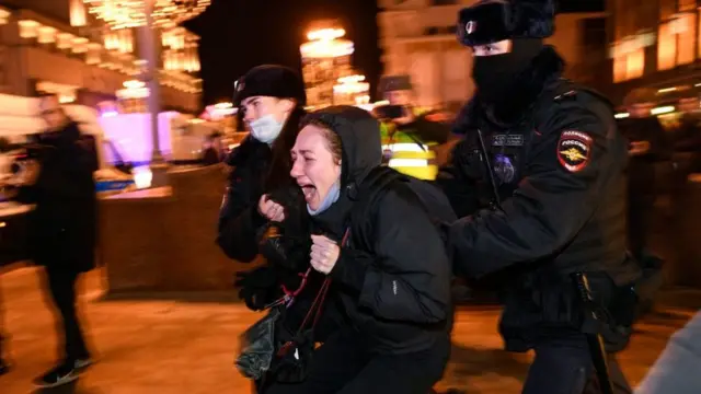 Una mujer siendo detenida en Moscú