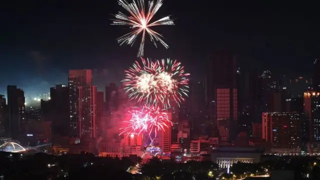 New year fireworks light up di sky over Rizal Park for Manila, for di Philippines