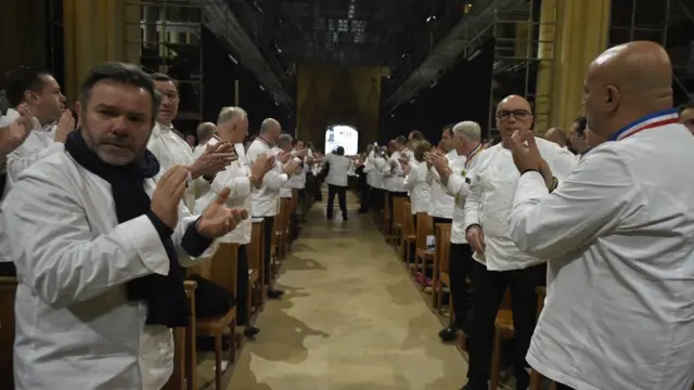 Los aplausos a Bocuse en su partida de la catedral de Lyon.