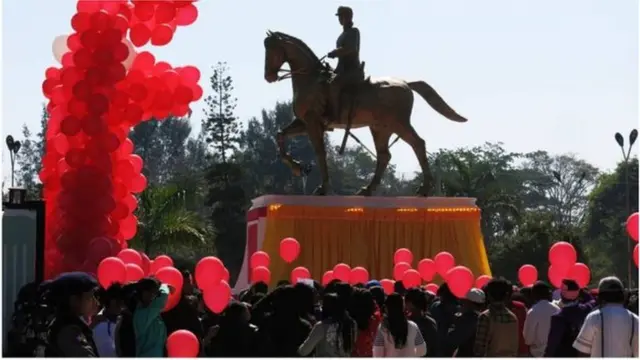 လွိုင်ကော်မြို့ ကန္ဒာဟေဝန် ပန်းခြံရှိ ဗိုလ်ချုပ်အောင်ဆန်း ကြေးရုပ် ဖွင့်ပွဲ