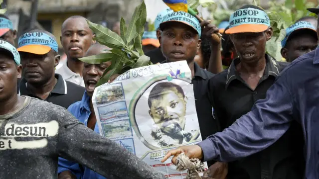 Ogoni people wey dey demonstrate on November 10, 2005 wey be Ken Sarowiwa remembrance day for Port Harcourt, Nigeria