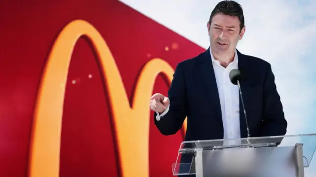 Stephen Easterbrook, PDG de McDonald's, dévoile le nouveau siège social de l'entreprise lors d'une grande cérémonie d'ouverture le 4 juin 2018 à Chicago, Illinois.
