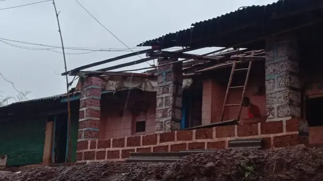 कोल्हापुरात घरांची पडझड झाली.