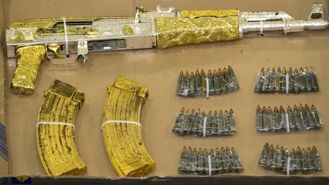 Rifle AK-47 bañado en oro
