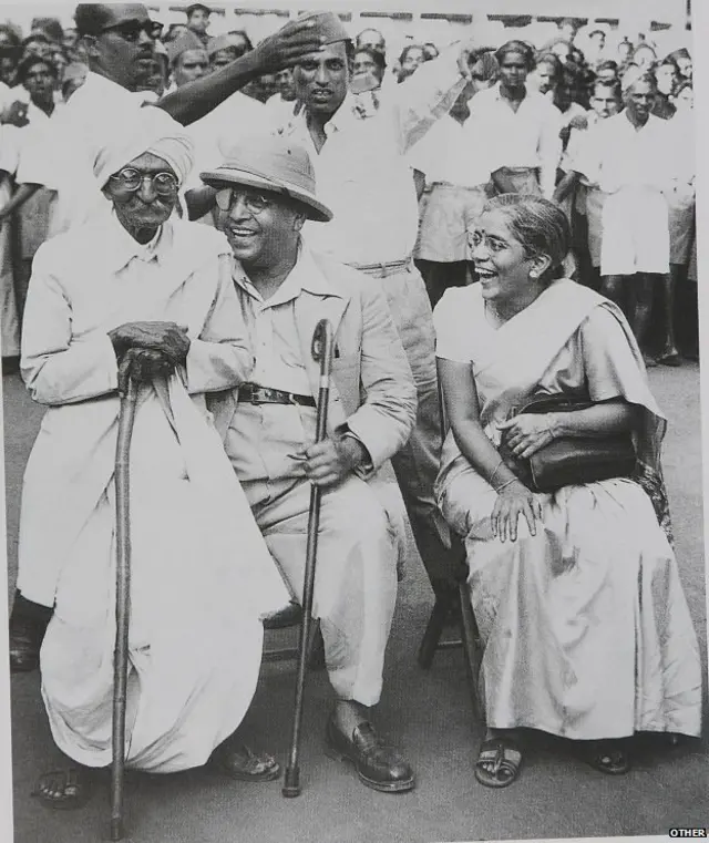 क़ानून मंत्री के पद से इस्तीफ़ा देने के बाद डॉ. आंबेडकर मुंबई लौटने पर. (18 नवंबर, 1951)