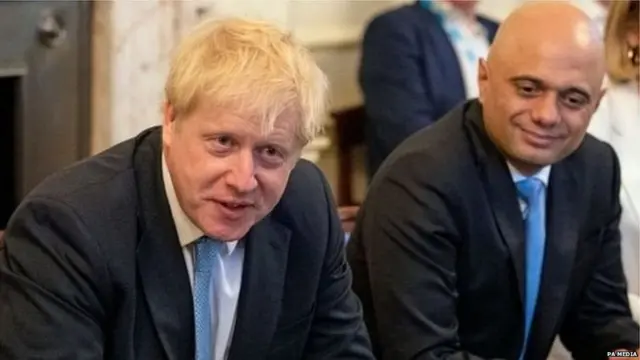 ब्रिटेन के प्रधानमंत्री बॉरिस जॉनसन और पूर्व वित्त मंत्री साजिद जाविद
