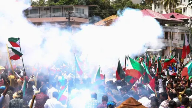 দেশব্যাপী তল্লাশি অভিযানের বিরুদ্ধে বিক্ষোভ দেখাচ্ছেন পি এফ আই কর্মীরা