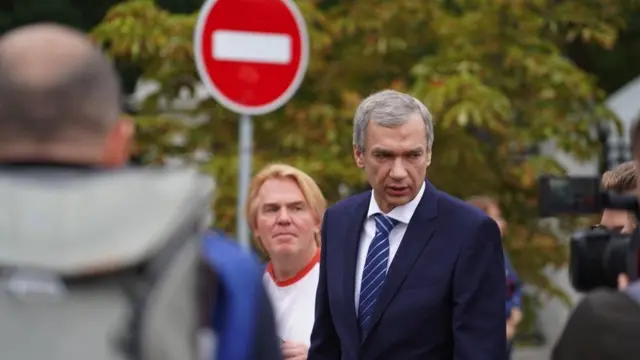 Павел Латушко возле здания Следственного комитета