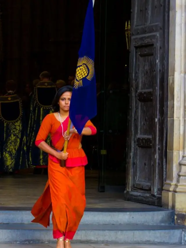 පොදු රාජ්‍ය මණ්ඩලයේ ධජය දරමින්