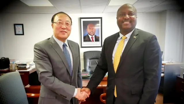 Ambasaderi Albert Shingiro (iburyo) na Ambasaderi Zhang Jun bahagarariye ibihugu byabo by'u Burundi n'Ubushinwa muri ONU
