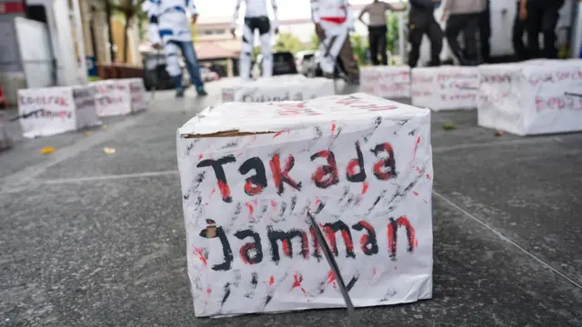 Ratusan buruh mengikuti aksi unjuk rasa di halaman Kantor DPRD DIY, Malioboro, DI Yogyakarta, Rabu (26/02).