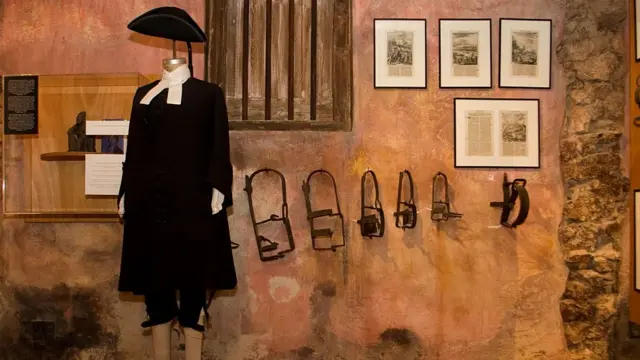 Köle ticaretinin gerçekleştiği döneme ait kıyafetler Kurá Hulanda Müzesi'nde sergileniyor (2008)