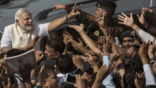 લોકોનું અભિવાદન ઝીલી રહેલા વડાપ્રધાન નરેન્દ્ર મોદી