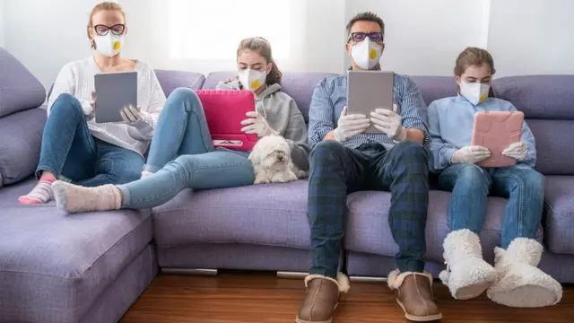 كل فرد من أفراد العائلة منغمس في هاتفه الجوال أو لوحته الالكترونية.