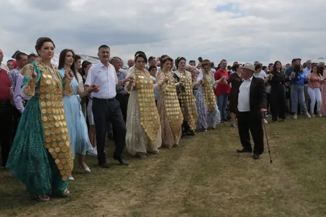 Ogrlice načinjene od zlatnih dukata među ljudima iz dijaspore poreklom sa ovog područja predstavljaju ultimativni statusni simbol.