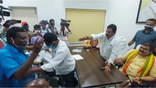 టీడీపీ నేతల ప్రెస్ మీట్ వద్ద ద్వారంపూడి అనుచరుల ఆందోళన