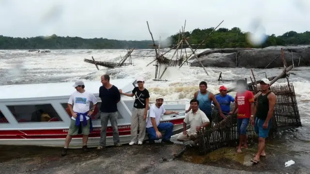 Cientistas e indígenas que participaram da pesquisa posam para fotobonus de deposito pixbetfrente a bargo nas margens do Rio Uapés