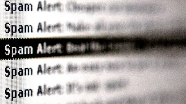 Надпись на экране: "Спам"