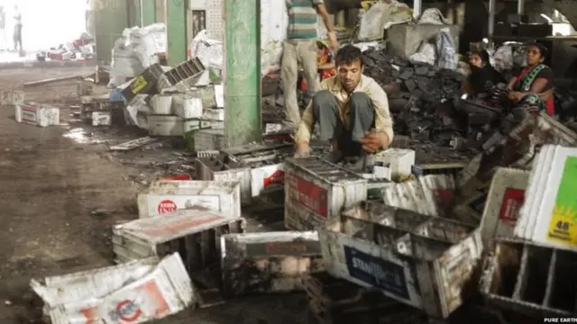 ਬੈਟਰੀਆਂ ਖੋਲ੍ਹ ਰਿਹਾ ਵਿਅਕਤੀ