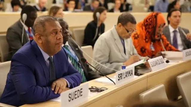 "මරණ දඬුවම තහනම් කිරීම ආණ්ඩුවේ අපේක්ෂාවයි" යැයි එවක විදේශ ඇමතිවරයා කීය.