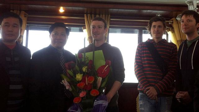 Mark Zuckerberg với các quan chức Việt Nam năm 2011 tại Quảng Ninh