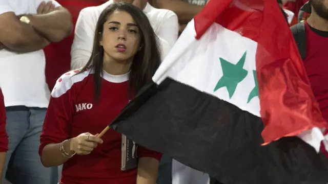 دختر بی حجاب سوری در استادیوم آزادی