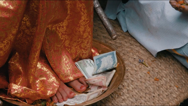 مخارج زندگی کوماری و خانواده اش، توسط کمک مالی ماهیانه دولت و همچنین کسانی که به زیارت کوماری میآیند تامین می شود.