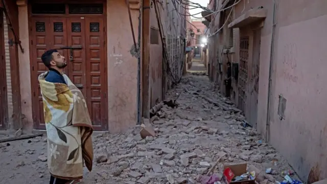 أحد السكان ينظر إلى مبنى متضرر في أعقاب زلزال بقوة 6.8 درجة في مراكش
