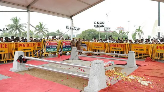 மெரினா கடற்கரையில் ஜெயலலிதா அடக்கம் செய்யப்பட்ட இடம்.