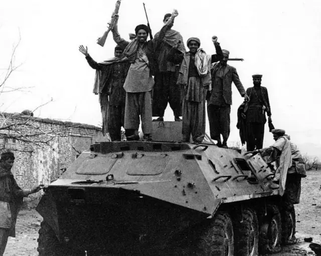 तबाह रूसी टैंक पर खड़े अफ़ग़ानिस्तानी मुजाहिद