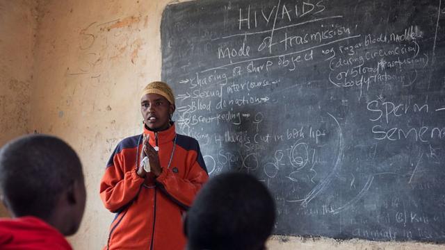 Une leçon sur le VIH et le sida dans les collines de Loita au Kenya