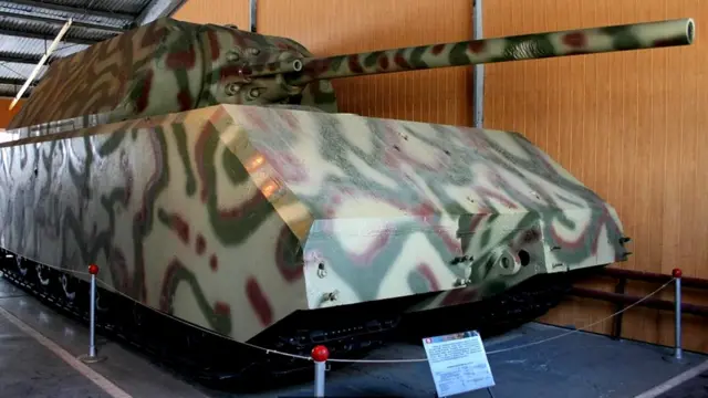 Сверхтяжелый немецкий танк Maus увяз в грунте на полевых испытаниях