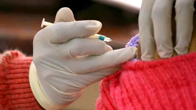 રસી મૂકતા આરોગ્યકર્મી