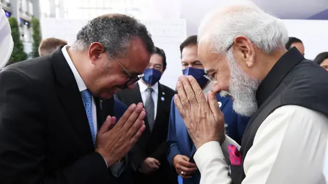विश्व स्वास्थ्य संगठन के महानिदेशकटेड्रोस एडनॉम गेब्रियेसस के साथ नरेंद्र मोदी