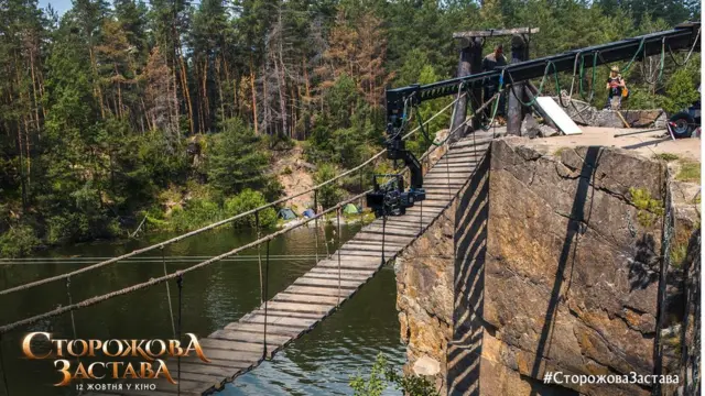 Для зйомок побудували підвісний міст довжиною 12 метрів, висота конструкції 10 метрів