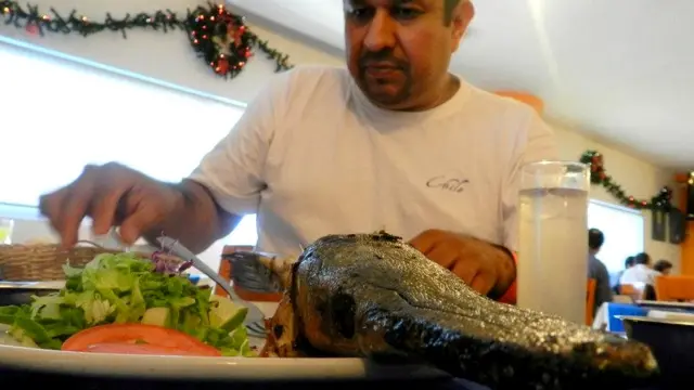 En la mesa, comiedo
