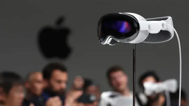 أبل فيجن برو: هل تسهم النظارات الذكية الجديدة في تطوير مفاهيم تكنولوجيا  الواقع المعزز؟ - BBC News عربي