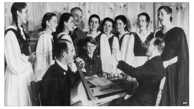 Agathe von Trapp (wa pili kutoka kushoto) akifanya mazoezi na Trapp Family Singers mwaka 1946
