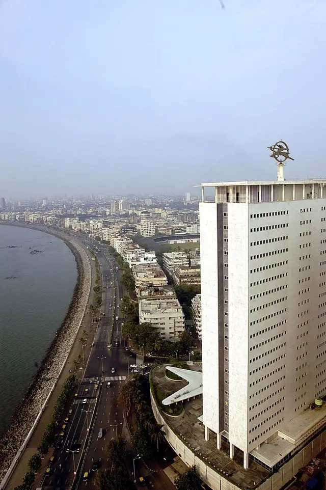 एअर इंडिया इमारत, समोर दिसणारा क्वीन्स नेकलेस