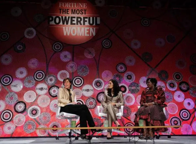 ผู้หญิงสามคนนั่งอยู่บนเวที