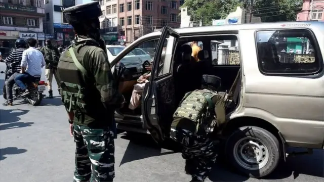 तलाशी अभियान चलाते हुए सैनिक