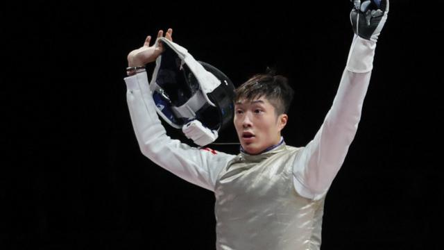 張家朗在日本千葉市東京奧運男子花劍比賽上勝出金牌賽之後露出難以置信的神情（26/7/2021）