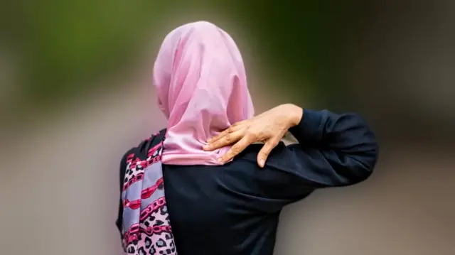 파란다는 분홍색 히잡을 쓰고 거리에 나선다