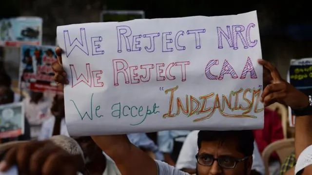 Mudaharaadayaashu waxay si weyn uga soo horjeesteen sharciga ay sheegeen inuu bulshooyin si gaar ah u takooraya