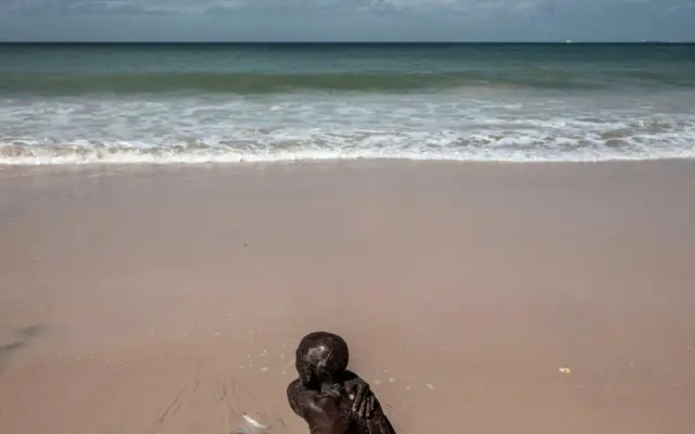 Un Sénégalais se lave le long du littoral à Bargny le 15 août 2020.