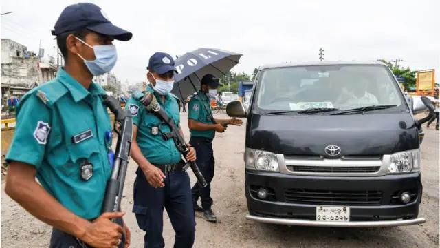 এবারের লকডাউনে কেউ বাইরে গেলে কঠোর সাজা দেয়া হবে বলে সতর্ক করে দিয়েছে সরকার